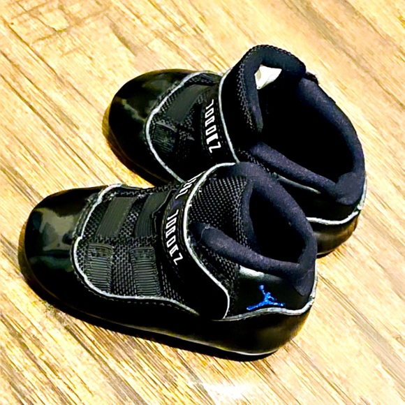 - Air Jordan Retro 11 - Picture 2 of 4